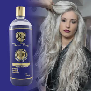 Bote de Matizador Blue Toner de Robson Peluquero sobre un cabello con tonos platinados.