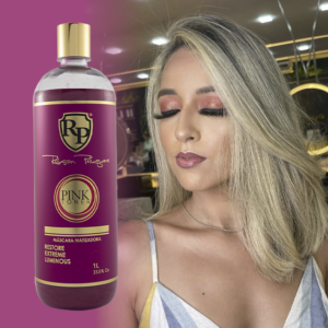 Bote de Matizador Pink Toner de Robson Peluquero sobre un cabello con tonos champagne.