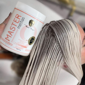 Bote de Master Mechas sobre un cabello decolorado a nivel 10 en lavacabezas.