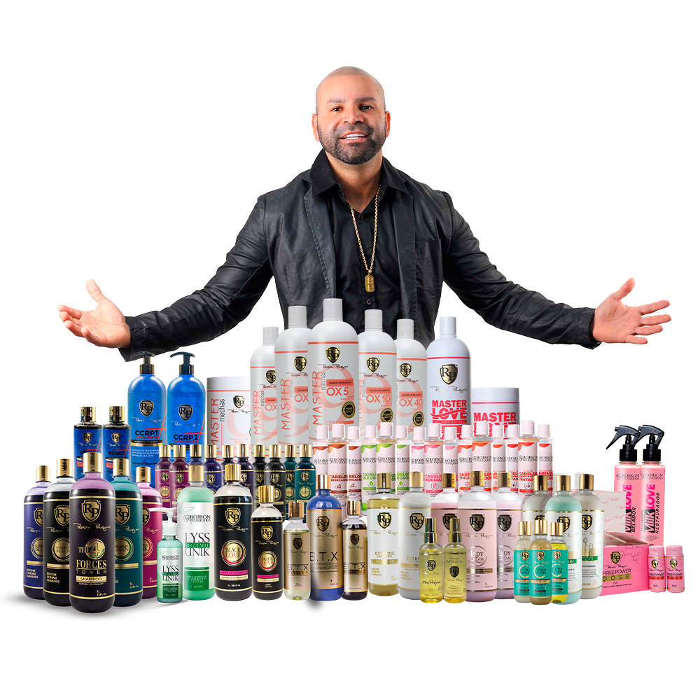 Robson Peluquero con Productos Robson Peluquero con los brazos extendidos y todos los productos de su marca de primer plano