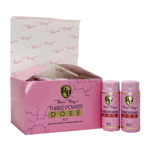 Una caja de Three Power Dose de Robson Peluquero con la tapa abierta, con dos ampollas de 60ml de Three Power Dose a su derecha.